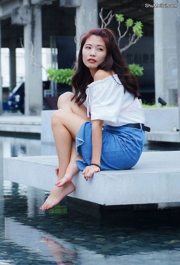 CC姐穿开叉牛仔裙外拍在水边把鞋也脱掉了[第9张/共41张]