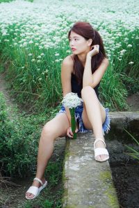 CC姐在韭菜花地里浪漫写真 超短牛仔裤给你无限遐想