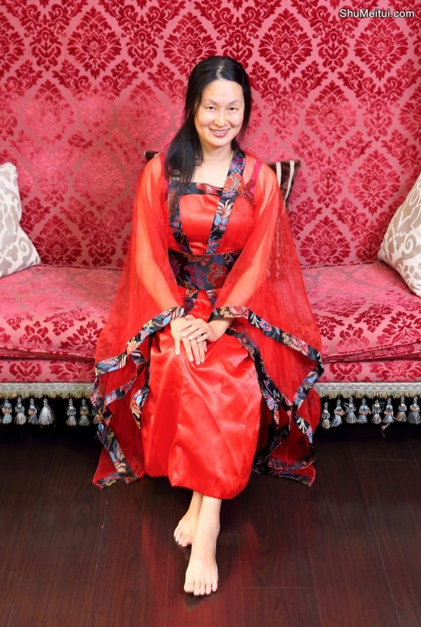 熟女Elin姐穿上古装在闺房露白足[第1张/共8张]