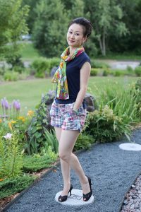 在公园里穿鱼嘴高跟鞋短裤秀白腿的何姐