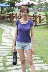 文质彬彬的气质女人光腿外拍