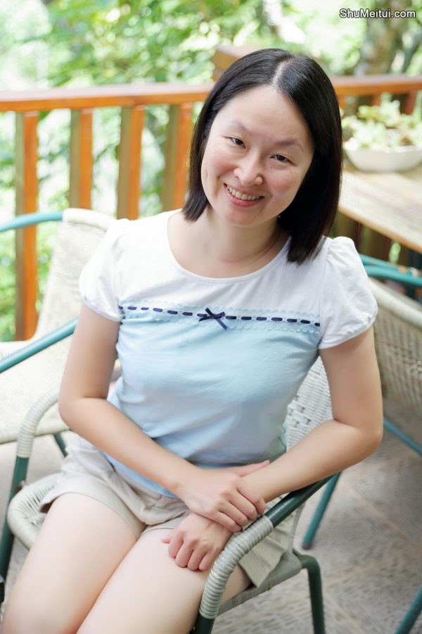 Elin姐在海边时展示光滑白皙的大腿2[第1张/共11张]