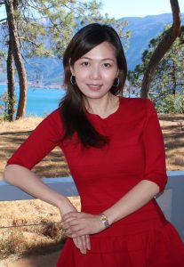 气质美姐穿肉丝短靴在一片湖光山色中拍照片