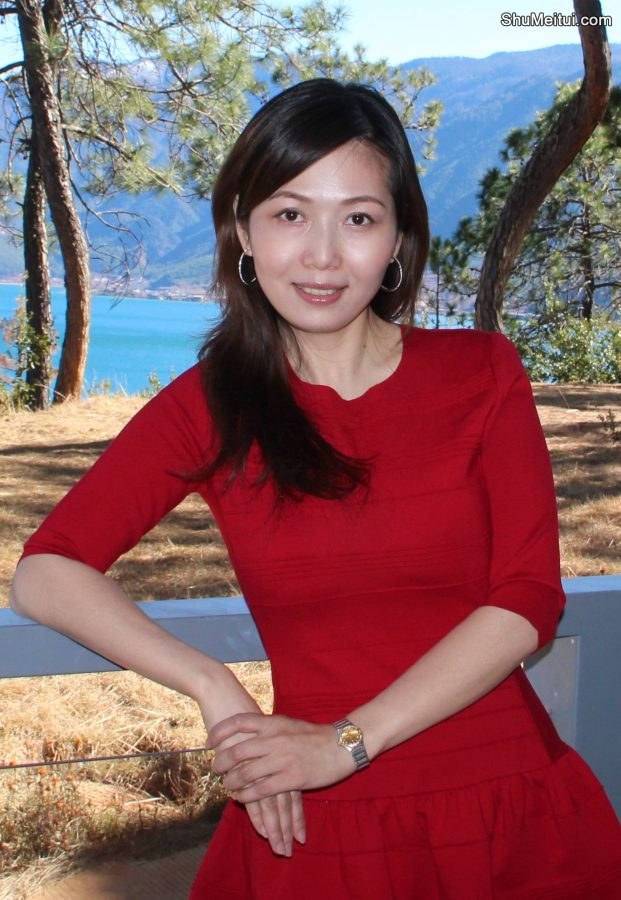 气质美姐穿肉丝短靴在一片湖光山色中拍照片[第2张/共3张]