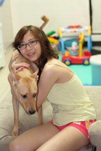 李鸽鸽在家穿短裤拖鞋和二哈拍合照