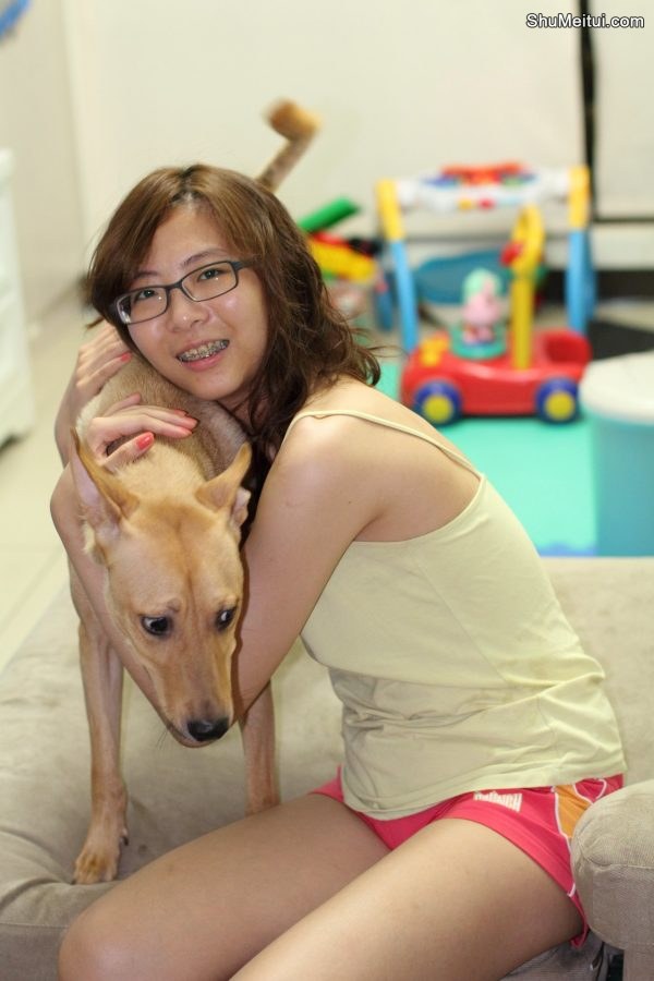 李鸽鸽在家穿短裤拖鞋和二哈拍合照[第2张/共6张]