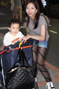 轻熟女姐姐穿条纹丝袜配运动鞋外出