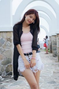 CC姐又再穿超短牛仔短裤秀美腿 不穿高跟鞋太可惜了