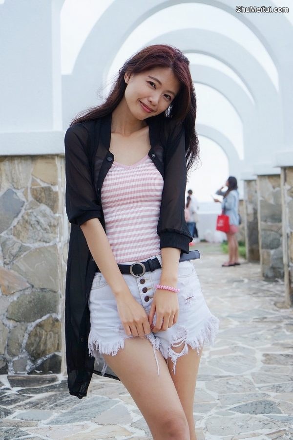 CC姐又再穿超短牛仔短裤秀美腿 不穿高跟鞋太可惜了[第6张/共50张]