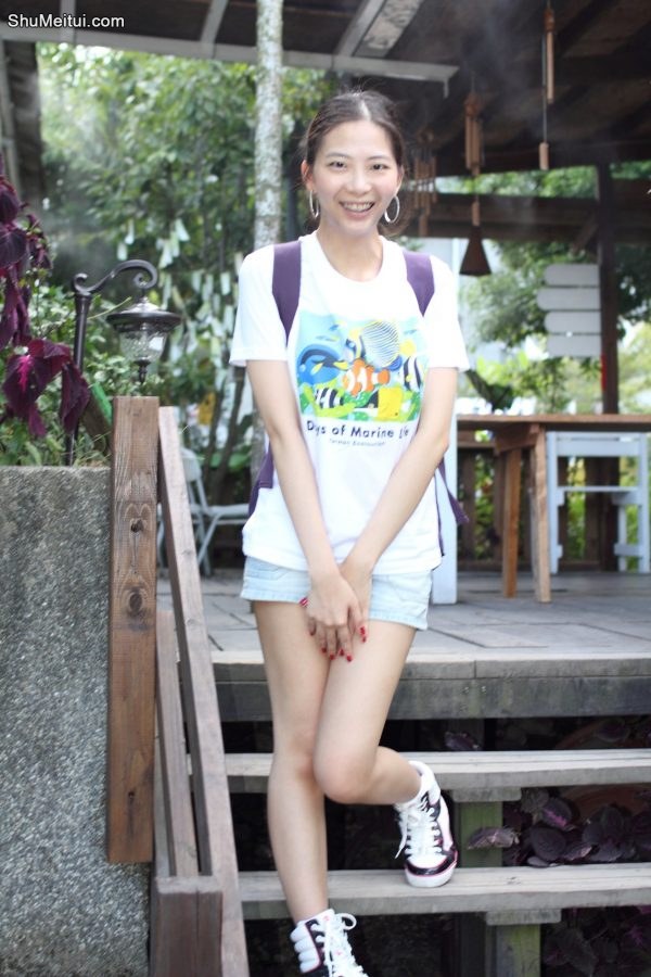 外出穿牛仔短裤腿型不错[第6张/共16张]