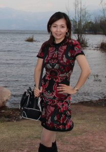 成熟又有魅力的美魔女旅行时穿了质感丝袜