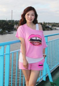 北欧旅途中知风姐的匀称玉腿