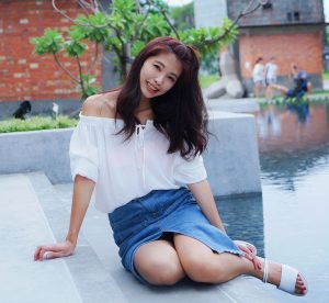 CC姐穿开叉牛仔裙外拍在水边把鞋也脱掉了