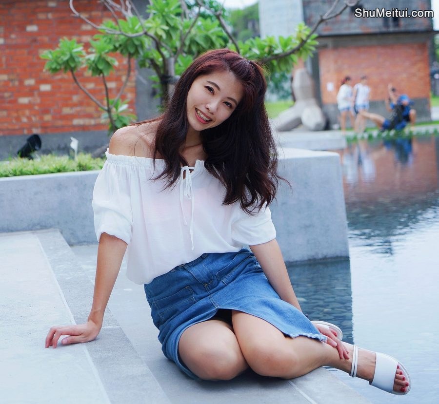 CC姐穿开叉牛仔裙外拍在水边把鞋也脱掉了[第6张/共41张]