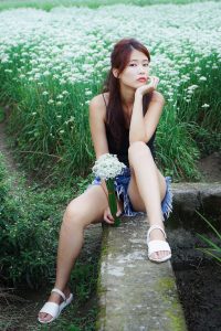 CC姐在韭菜花地里浪漫写真 超短牛仔裤给你无限遐想