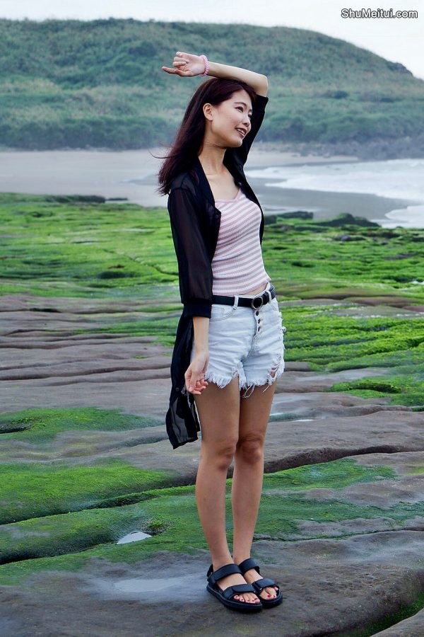 CC姐又再穿超短牛仔短裤秀美腿 不穿高跟鞋太可惜了[第25张/共50张]