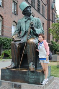 知风姐在丹麦旅行时不惧寒冷秀美腿