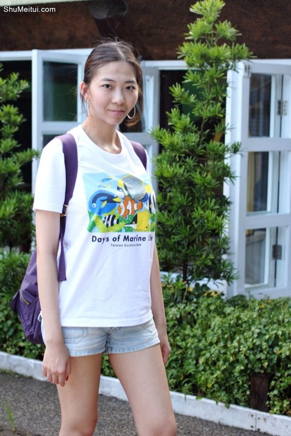 外出穿牛仔短裤腿型不错[第5张/共16张]