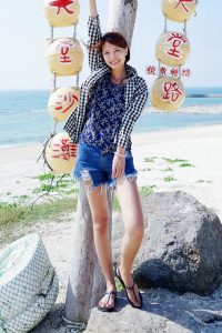 CC姐在海边修长玉腿简直太完美