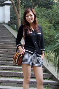 镜头前穿肉色丝袜尽显完美腿部的知风姐