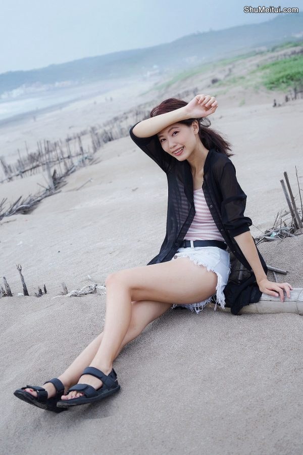 CC姐又再穿超短牛仔短裤秀美腿 不穿高跟鞋太可惜了[第9张/共50张]