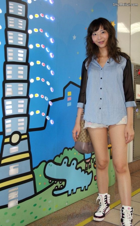 爱穿牛仔热裤总是在不停秀腿的人妻李鸽鸽[第3张/共3张]