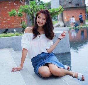 CC姐穿开叉牛仔裙外拍在水边把鞋也脱掉了