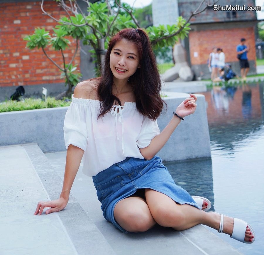 CC姐穿开叉牛仔裙外拍在水边把鞋也脱掉了[第5张/共41张]