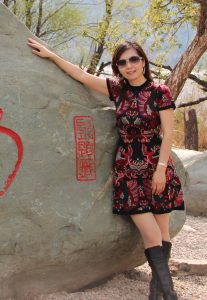 成熟又有魅力的美魔女旅行时穿了质感丝袜