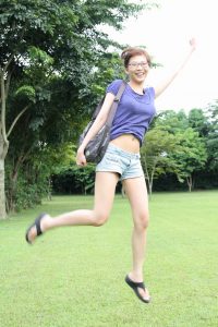 文质彬彬的气质女人光腿外拍