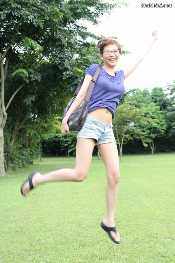 文质彬彬的气质女人光腿外拍[第2张/共8张]