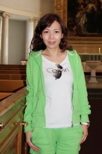 知风在赫尔辛基的蓝天白云下展示美好身材