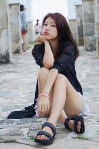 CC姐又再穿超短牛仔短裤秀美腿 不穿高跟鞋太可惜了