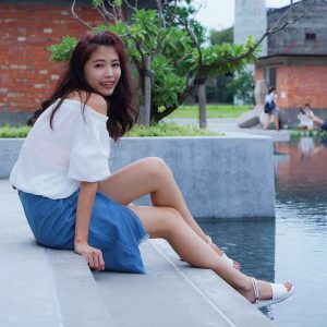 CC姐穿开叉牛仔裙外拍在水边把鞋也脱掉了