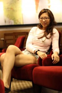 戴眼镜的已婚小美女在星巴克秀修长大腿