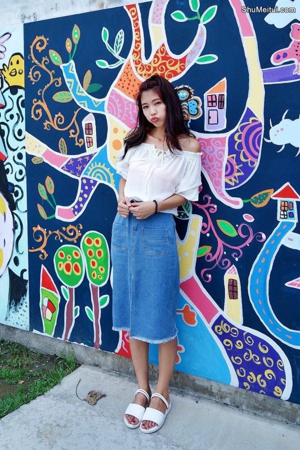 CC姐穿开叉牛仔裙外拍在水边把鞋也脱掉了[第38张/共41张]