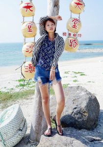 CC姐在海边修长玉腿简直太完美