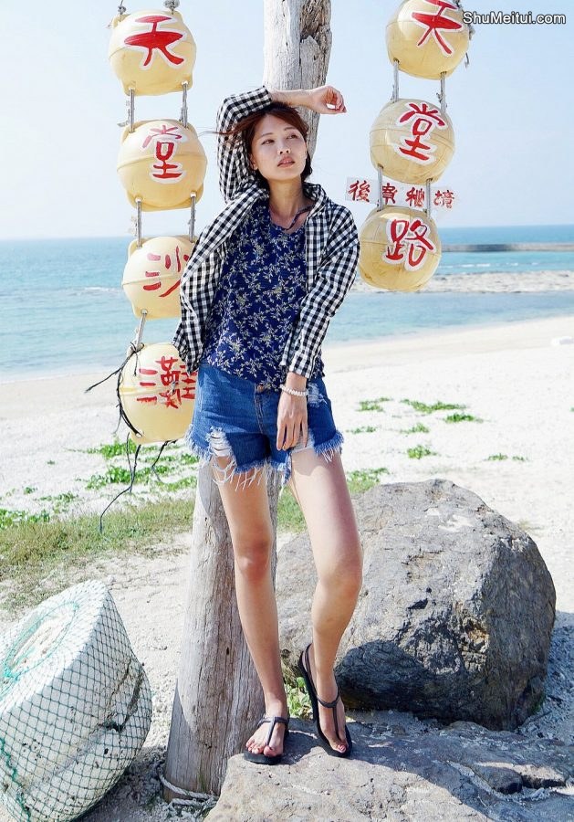 CC姐在海边修长玉腿简直太完美[第11张/共14张]