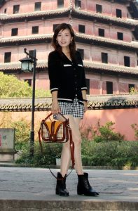 镜头前穿肉色丝袜尽显完美腿部的知风姐