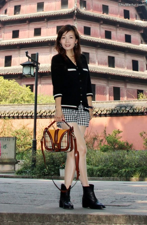 镜头前穿肉色丝袜尽显完美腿部的知风姐[第3张/共3张]