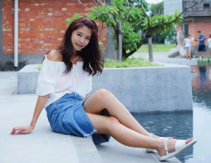 CC姐穿开叉牛仔裙外拍在水边把鞋也脱掉了