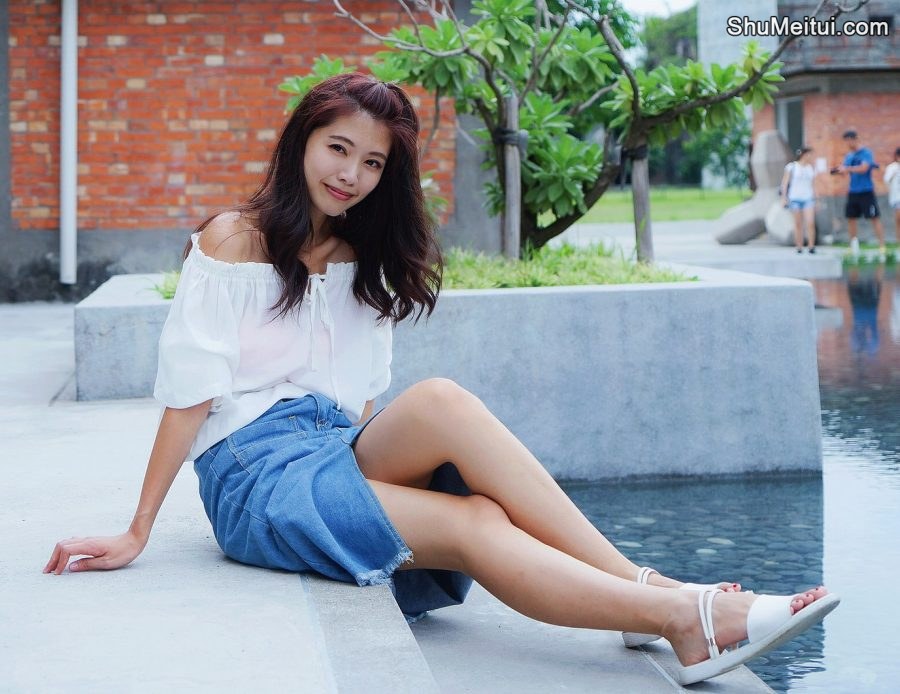 CC姐穿开叉牛仔裙外拍在水边把鞋也脱掉了[第2张/共41张]