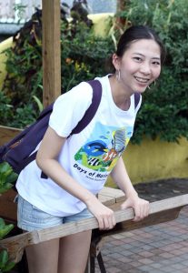 外出穿牛仔短裤腿型不错