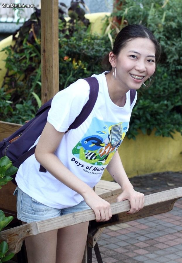 外出穿牛仔短裤腿型不错[第11张/共16张]