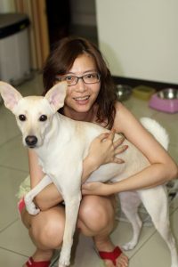 李鸽鸽在家穿短裤拖鞋和二哈拍合照