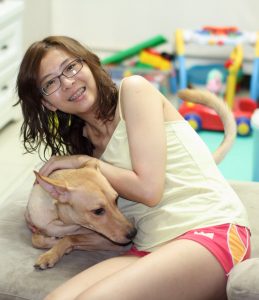 李鸽鸽在家穿短裤拖鞋和二哈拍合照