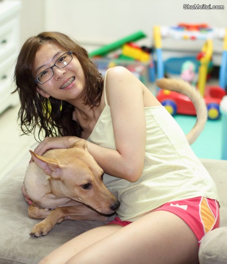 李鸽鸽在家穿短裤拖鞋和二哈拍合照[第3张/共6张]