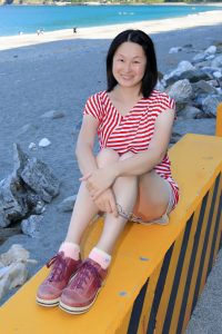 Elin姐在海边时展示光滑白皙的大腿