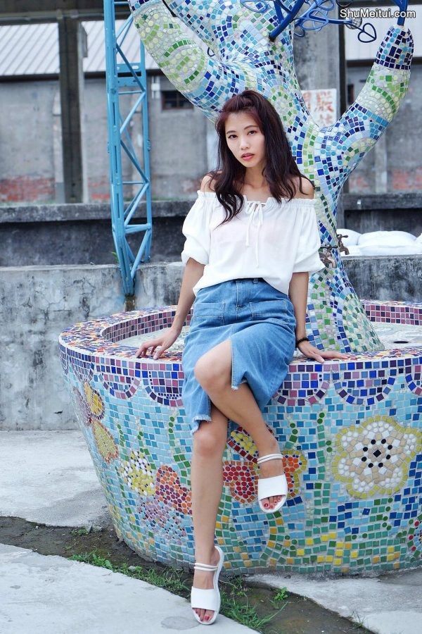 CC姐穿开叉牛仔裙外拍在水边把鞋也脱掉了[第39张/共41张]