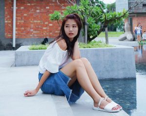 CC姐穿开叉牛仔裙外拍在水边把鞋也脱掉了